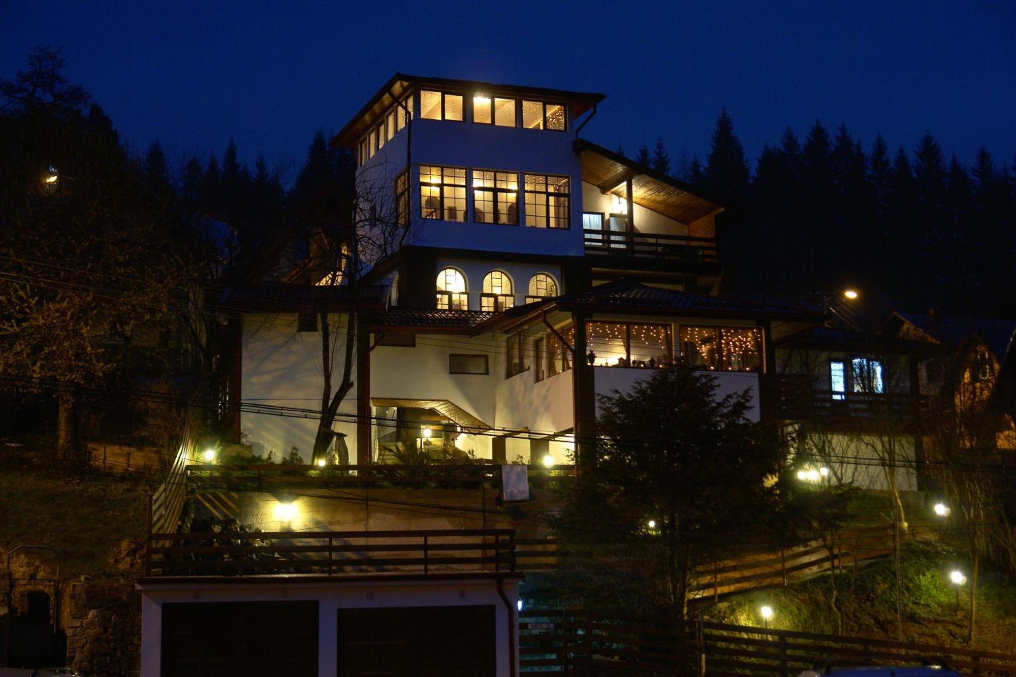 Hotel New Aosta Garden à Sinaia Extérieur photo