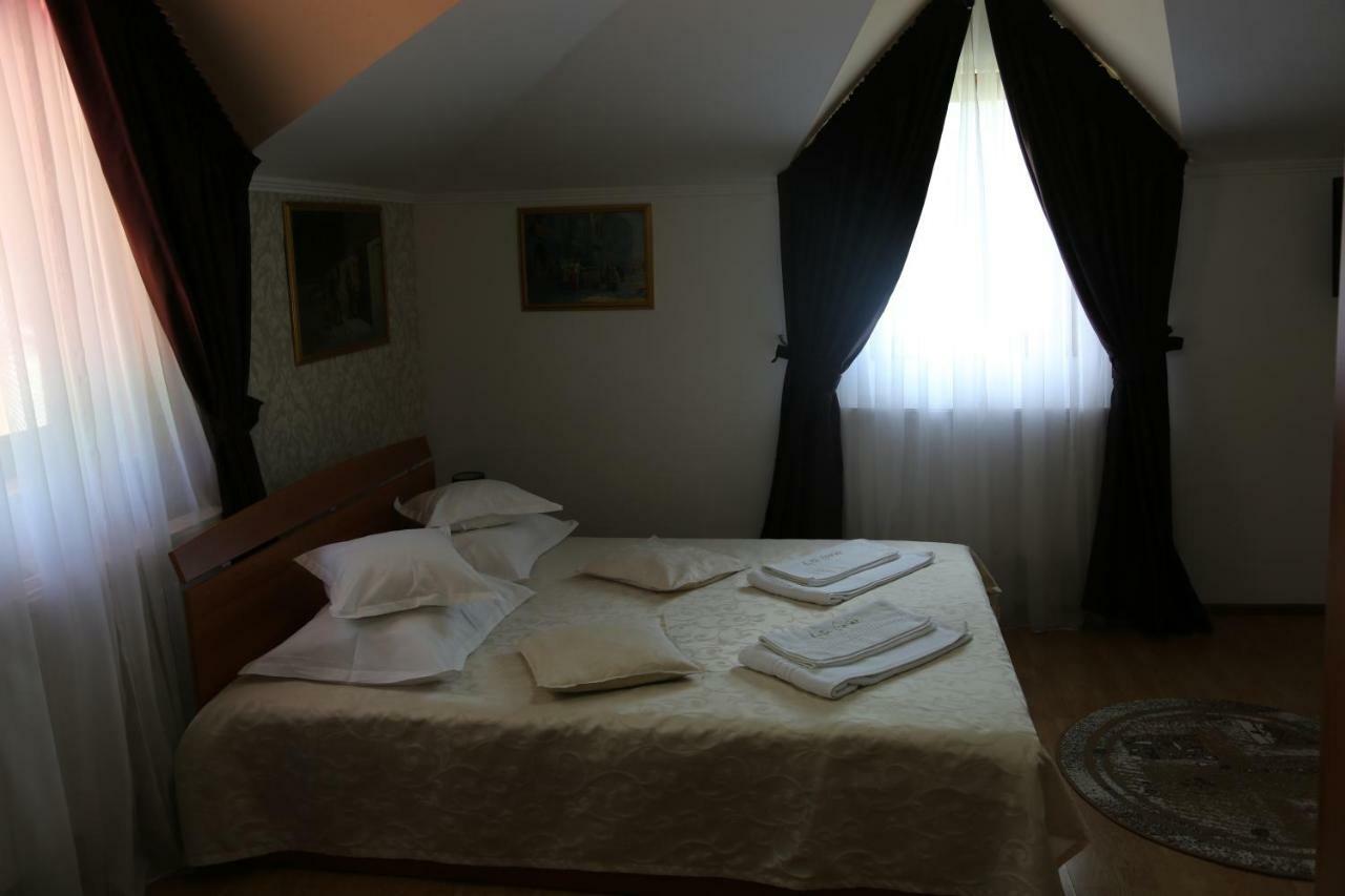 Hotel New Aosta Garden à Sinaia Extérieur photo