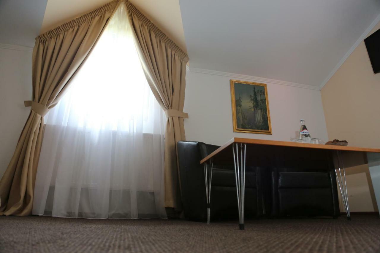 Hotel New Aosta Garden à Sinaia Extérieur photo